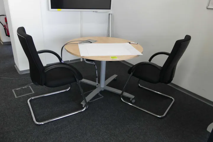 Konferenztisch mit 2x Besucherstuhl Maße in cm ca. Ø100 cm Durchmesser
